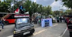 Aliansi Mahasiswa Peduli Demokrasi (AMPSI) menggelar demo di depan Gedung DPRD Jakarta, Gambir, Jakarta Pusat, Kamis, 4 September 2025. (Sumber: Poskota/Muhammad Tegar Jihad)