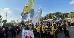 Puluhan massa dari BEM SI menggelar aksi damai di depan Gedung DPR RI, Senayan, Jakarta Pusat, Kamis, 4 September 2025. (Sumber: Poskota/Pandi Ramedhan)