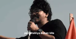Sosok Ferry Irwandi, seorang konten kreator dan YouTuber asal Indonesia yang dikenal karena konten inspiratif serta kritik sosialnya. (Sumber: Instagram/@irwandiferry)