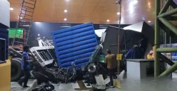 Kecelakaan serius nyaris merenggut korban jiwa di Gerbang Tol (GT) Ciawi 2, Tol Jagorawi arah Jakarta pada Kamis dini hari, 4 September 2025. (Sumber: Jasa Marga)