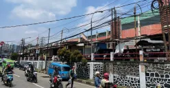 Pemkab Bogor bebenah kabel udara di kawasan Ciawi untuk menciptakan tatanan kota yang indah dan rapih. (Sumber: Dok. Pemkab Bogor)