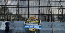 Karangan bunga duka dari mahasiswa di depan Gedung DPR RI, Senayan, Jakarta Pusat, Kamis, 4 September 2025. (Sumber: Poskota/Pandi Ramedhan)