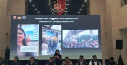 Konferensi pers Dittipidsiber Bareskrim Polri terkait penetapan tersangka terduga penyebaran ajakan provokatif untuk berbuat anarkis saat aksi unjuk rasa di Gedung Markas Besar Polri pada pada akhir Agustus 2025. (Sumber: Poskota/Ali Mansur)