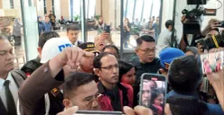 Mantan Mendikbudristek, Nadiem Makarim, saat digiring ke mobil tahanan di Kejaksaan Agung, Jakarta Selatan, Kamis, 4 September 2025. (Sumber: POSKOTA | Foto: Ali Mansur)