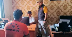 SU, pedagang sayur yang nekat jadi maling karena mengaku usahanya sedang sepi saat menjalani pemeriksaan di ruang Unit Reskrim Polsek Carenang. (Sumber: Dok Polsek Carenang)