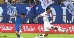 Pemain muda Persib Bandung, Zulkifli Lukmansyah (biru), siap membuktikan layak berada di posisi sayap skuad Maung Bandung. (Sumber: Istimewa)