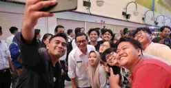 Gubernur DKI Jakarta, Pramono Anung berfoto bersama sejumlah masyarakat di kawasan Blok M Hub. (Sumber: jakarta.go.id)