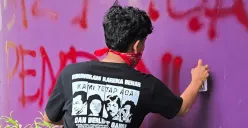 Massa mahasiswa sedang mencoret-coret Kantor DPRD Kabupaten Tangerang, Kelurahan Kadu Agung, Kecamatan Tigaraksa, Kamis, 4 September 2025. (Sumber: Poskota/Veronica Prasetio)