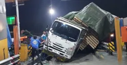 Kecelakaan serius nyaris merenggut korban jiwa di Gerbang Tol (GT) Ciawi 2, Tol Jagorawi arah Jakarta pada Kamis dini hari, 4 September 2025. (Sumber: Jasa Marga)