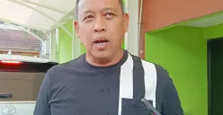 Wali Kota Bekasi, Tri Adhianto, memastikan Pemkot Bekasi sudah siap membangun Jembatan Penyeberangan Orang (JPO) di sekitar Stasiun Bekasi. Kamis, 4 September 2025. Namun, proyek ini masih terkendala teknis. (Sumber: Poskota/Nurpini Aulia Rapika)