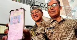 Wali Kota Cimahi, Ngatiyana dan Wakil Wali Kota, Adhitia Yudisthira menunjukkan layanan 'WA Mantap' untuk mempercepat komunikasi maupun laporan dari masyarakat. (Sumber: POSKOTA | Foto: Gatot Poedji Utomo)