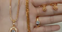 Perhiasan emas muda seperti cincin dan gelang tetap diminati karena harga terjangkau dan desain beragam. (Sumber: Pinterest)