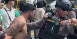 Petugas Polres Metro Depok,mengamankan seorang terduga Debt Collector yang menghentikan pengendara dengan menggunakan badik. (Sumber: Polres Metro Depok)