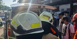 Petugas mengevakuasi korban kebakaran rumah mewah di kawasan Kalideres, Jakarta Barat. Insiden tersebut menewaskan dua penghuni. (Sumber: Istimewa)