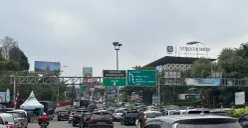Situasi Simpang Gadog pada libur panjang Maulid Nabi, tang terjadi kepadatan. Polisi menerapkan sistem satu arah dari Jakarta menuju Puncak untuk mengurangi kepadatan lalu lintas, Jumat 5 Seprember 2025. (Sumber: Poskota/Giffar Rivana)