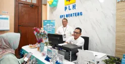 General Manager PLN UID Jakarta Raya, Moch. Andy Adchaminoerdin (kanan) melayani pelanggan di loket Kantor PLN UP3 Menteng, Jakarta Pusat, Kamis, 4 September 2025. (Sumber: Dok. PLN UID Jakarta Raya)