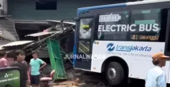 Tangkap layar insiden bus TransJakarta yang menabrak salah satu toko di Menteng, Jakarta Selatan pada Sabtu siang, 6 September 2025.