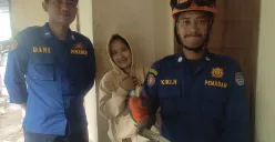Petugas Damkar Kota Depok berhasil mengevakuasi menangkap seekor ular yang masuk ke rumah warga. (Sumber: Damkar Depok)