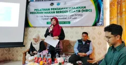 Kadinkes Pandeglang, Eniyati, saat memberikan materi dalam pelatihan relawan SPPG program MBG. (Sumber: Poskota/Samsul Fatoni)