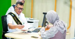 Direktur Utama BPJS Ketenagakerjaan, Pramudya Iriawan Buntoro melayani langsung peserta BPJS Ketenagakerjaan di Hari Pelanggan Nasional 2025. (Sumber: Istimewa)
