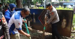 Kapolres Metro Depok, Kombes Pol Abdul Waras, Wali Kota Depok,  Supian Suri dan Ketua FBD, Wido Pratikno membersihkan Pos Lantas yang dirusak massa. (Sumber: Polres Metro Depok)