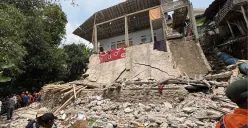 Kondisi bangunan Majelis Taklim Asohibiya di Kampung Ciapus, Desa Sukamakmur, Kecamatan Ciomas, Kabupaten Bogor, roboh, Minggu, 7 September 2025. (Sumber: Poskota/Giffar Rivana)