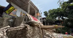 Kondisi bangunan majelis taklim di Kampung Ciapus, Desa Sukamakmur, Kecamatan Ciomas, Kabupaten Bogor, ambruk, Mingu, 7 September 2025. (Sumber: Poskota/Giffar Rivana)