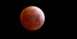 Gerhana Bulan Total atau Blood Moon akan berlangsung malam ini. (Sumber: Pexels/Enrique Hidalgo)