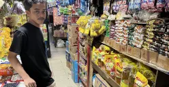 Fajar, 21 tahun, pedagang tradisional di Pasar Kebayoran Lama, Jakarta Selatan. (Sumber: POSKOTA | Foto: Pandi Ramedhan)