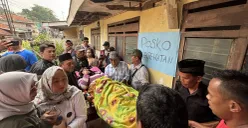 Warga mengevakuasi korban luka akibat bangunan majelis taklim yang ambruk di Kampung Ciapus, Kecamatan Ciomas, Kabupaten Bogor pada Minggu pagi, 7 September 2025. (Sumber: POSKOTA | Foto: Giffar Rivana)
