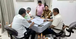 Nama Azis Wellang menjadi sorotan setelah fotonya bersama Menteri Kehutanan, Raja Juli Antoni, saat bermain domino viral di media sosial. (Sumber: X/@Ary_PrasKe2)