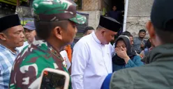 Bupati Bogor, Rudy Susmanto menemui keluarga korban dan menyampaikan duka mendalam atas tragedi ambruknya bangunan majelis taklim di Kampung Ciapus. (Sumber: Dok Humas Pemkab Bogor)