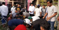 Bupati Bogor, Rudy Susmanto mengawasi langsung penanganan para korban bencana ambruknya bangunan majelis taklim di Kampung Ciapus, Kecamatan Ciomas. (Sumber: Dok Humas Pemkab Bogor)
