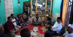 Bupati Bogor, Rudy Susmanto, takziah ke rumah salah satu korban meninggal dalam insiden bangunan majelis taklim ambruk di Kampung Ciapus, Kecamatan Ciomas. (Sumber: Dok Humas Pemkab Bogor)