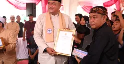 Bupati Bogor, Rudy Susmanto menyerahkan penghargaan saar gelar festival kejuaran pencak silat di Cimande, Kabupaten Bogor. (Sumber: Dok. Pemkab Bogor)