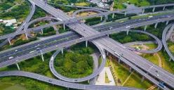 Pembangunan Jalan Tol Kamal–Teluk Naga–Rajeg senilai Rp23,22 triliun yang ditargetkan rampung pada 2026 akan memangkas waktu tempuh Jakarta–Banten dan mendukung konektivitas Bandara Soekarno–Hatta. (Sumber: Pinterest)