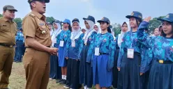 Wali Kota Cimahi, Ngatiyana memberikan semangat kepada para siswa dan siswi SMPN se- Kota Cimahi di Lapangan Pusdikjas AD, Cimahi Tengah, Senin, 8 September 2025. (Sumber: Poskota/Gatot Poedji Utomo)
