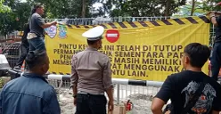 PT Mitra Patriot menutup permanen gate milik Paguyuban Ruko Sentra Niaga Kalimalang (RSNK) di Jalan Tawes Raya, Bekasi Selatan, Kota Bekasi, Senin 8 September 2025. (Sumber: Istimewa)