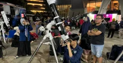 Masyarakat menyaksikan gerhana bulan dengan menggunakan teleskop di kawasan Taman Ismail Marzuki, Cikini, Menteng, Jakarta Pusat, Minggu, 7 September 2025. (Sumber: Poskota/Pandi Ramedhan)