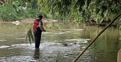 Petugas mengevakuasi jasad pria yang ditemukan mengambang tersangkut bebatuan di Kali Ciliwung, Bojonggede, Bogor. (Sumber: Polsek Sukmajaya)