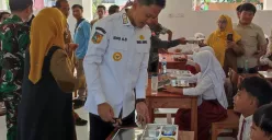 Wakil Bupati Pandeglang, Iing Andri Supriadi saat penyaluran MBG di SDN 2 Pagelaran, Senin, 8 September 2025. (Sumber: Poskota/Samsul Fatoni)