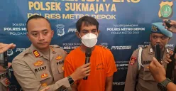 Jukir pelaku penganiayaan sekuriti lansia saat jumpa pers di Mapolsek Sukmajaya, Abadijaya, Kecamatan Sukmajaya, Kota Depok, Jawa Barat, Senin, 8 September 2025. (Sumber: Poskota/Angga Pahlevi)
