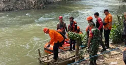 Tim SAR gabungan mengevakuasi jasad pelajar SMP yang tenggelam di Kali Cikarang, Kabupaten Bekasi, Senin, 8 September 2025. (Sumber: Dok SAR Bekasi)