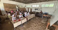 SDN Tegal Benteng di Kecamatan Cariu, Kabupaten Bogor rusak parah akibat bangunan yang tak kunjung di perbaiki. (Sumber: Poskota/Giffar Rivana)