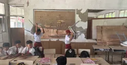 Kondisi kelas di SDN Tegal Benteng, Cariu, Kabupaten Bogor rusak parah karena sudah lama tak mendapat perbaikan. (Sumber: Poskota/Giffar Rivana)