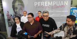 Wagub DKI Jakarta Rano Karno menyampaikan apresiasi usai menyaksikan drama musikal “Perempuan Punya Cerita” karya EKI Dance Company di Taman Ismail Marzuki, Jakarta (7/9). (Sumber: Dok/Pemprov DKI Jakarta)
