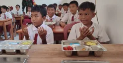 Para siswa SDN 2 Bama, Kecamatan Pagelaran, Kabupaten Pandeglang, berdoa sebelum menyantap MBG, Senin, 8 September 2025. (Sumber: Poskota/Samsul Fatoni)