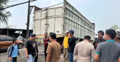 Petugas Satreskrim Polres Serang dan Polsek Cikande mengamankan TKP sopir yang tewas diduga gantung diri dalam bak truk. (Sumber: Dok. Polsek Cikande)