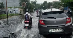 Ruas Jalan Kemanggisan Raya, Kelurahan Palmerah, Kecaematan Kebon Jeruk, Jakarta Barat, tergenang banjir, Selasa, 9 September 2025. (Sumber: Poskota/Pandi Ramedhan)
