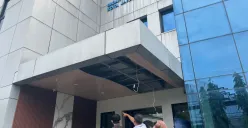 Plafon lobi utama Kantor BPS Jakarta Barat, Jalan Panjang, Kebon Jeruk, jebol saat hujan deras disertai angin kencang, Selasa, 9 September 2025. (Sumber: Poskota/Pandi Ramedhan)